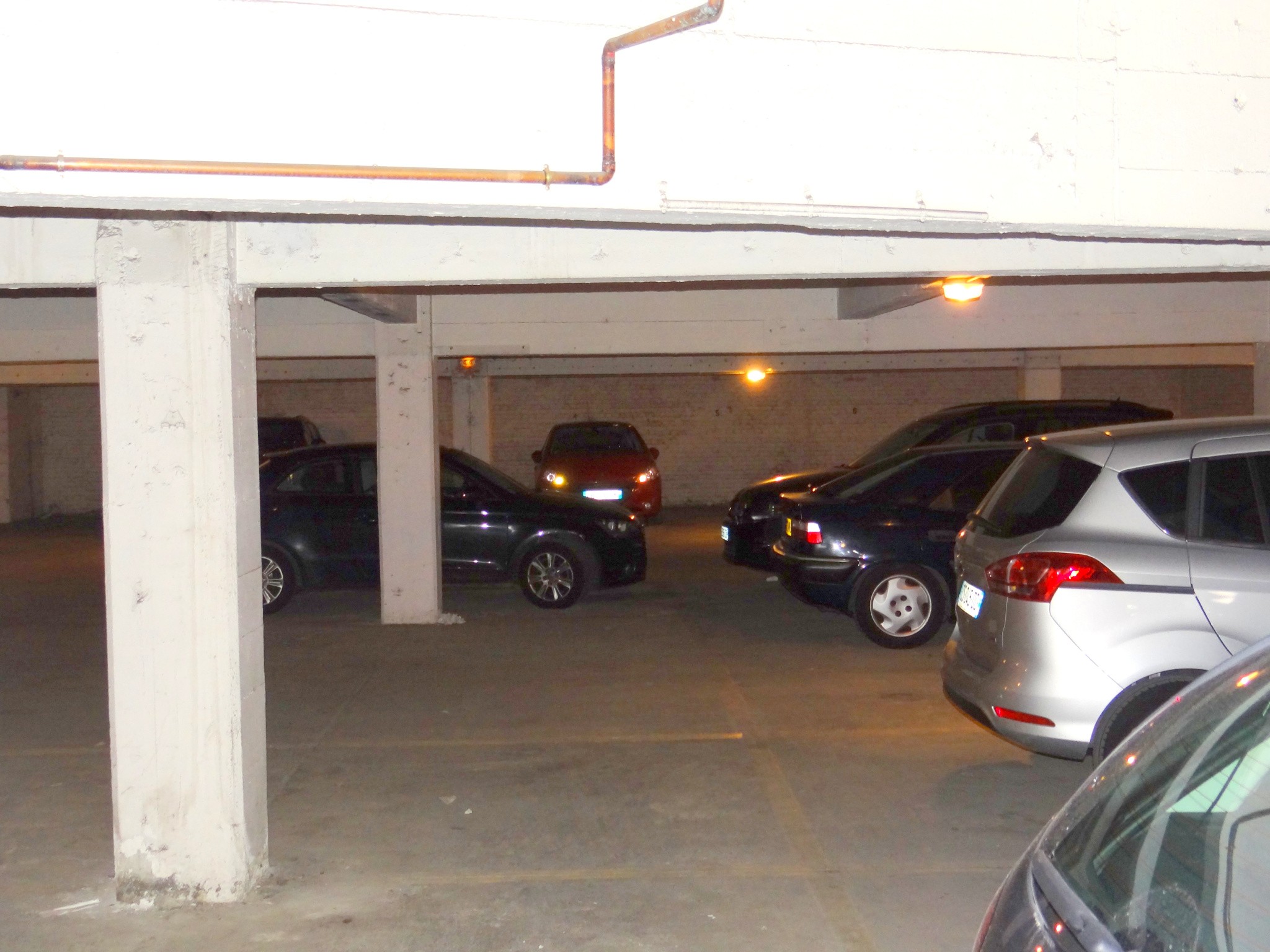 Parking / Box à louer à Amiens, 1 300 m² – photo 3 sur 4