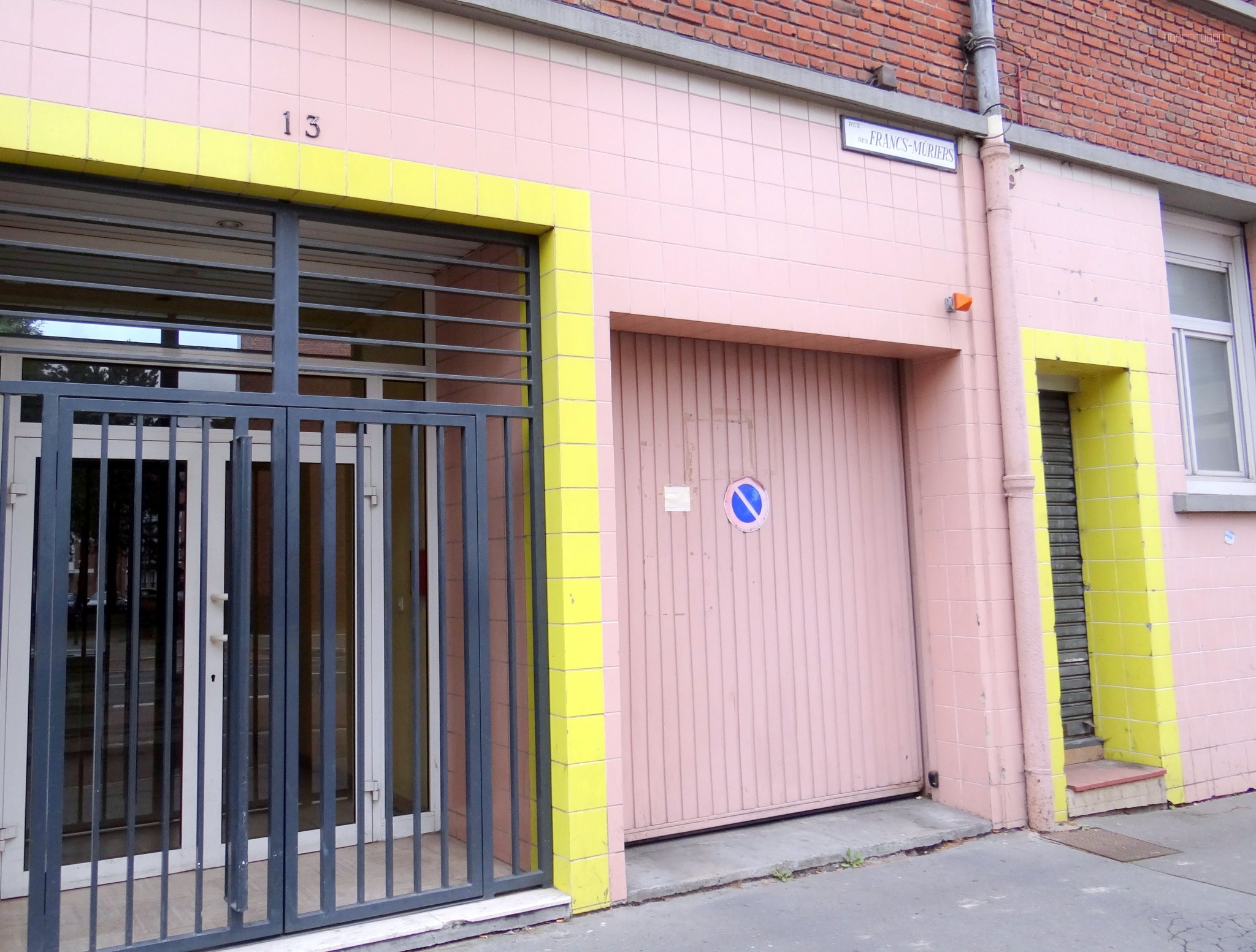 Parking / Box à louer à Amiens, 1 300 m² – photo 1 sur 4