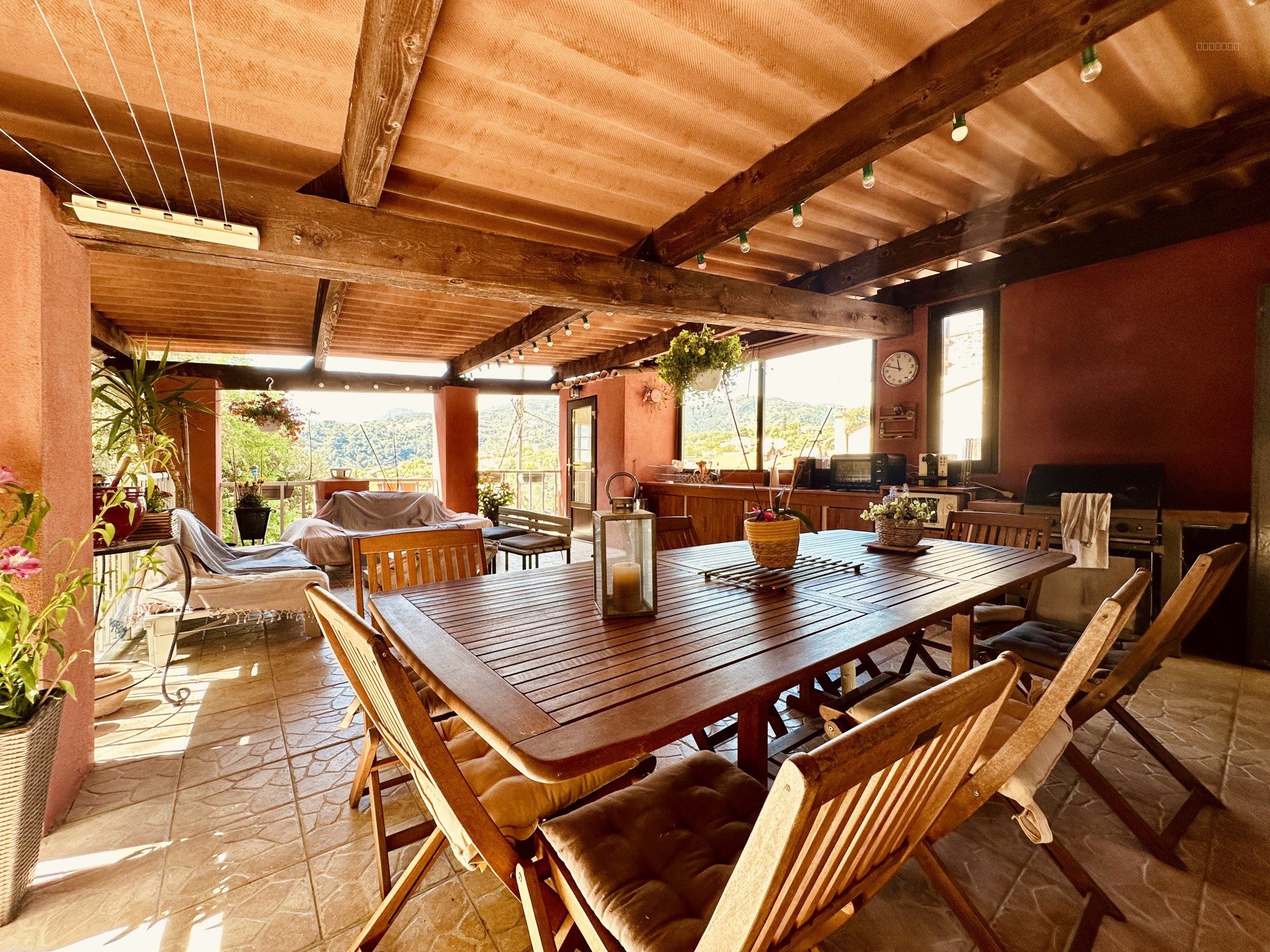 Charmante maison sur 2 niveaux avec terrasse en dernier étage, dépendance et histoire unique. — photo 1