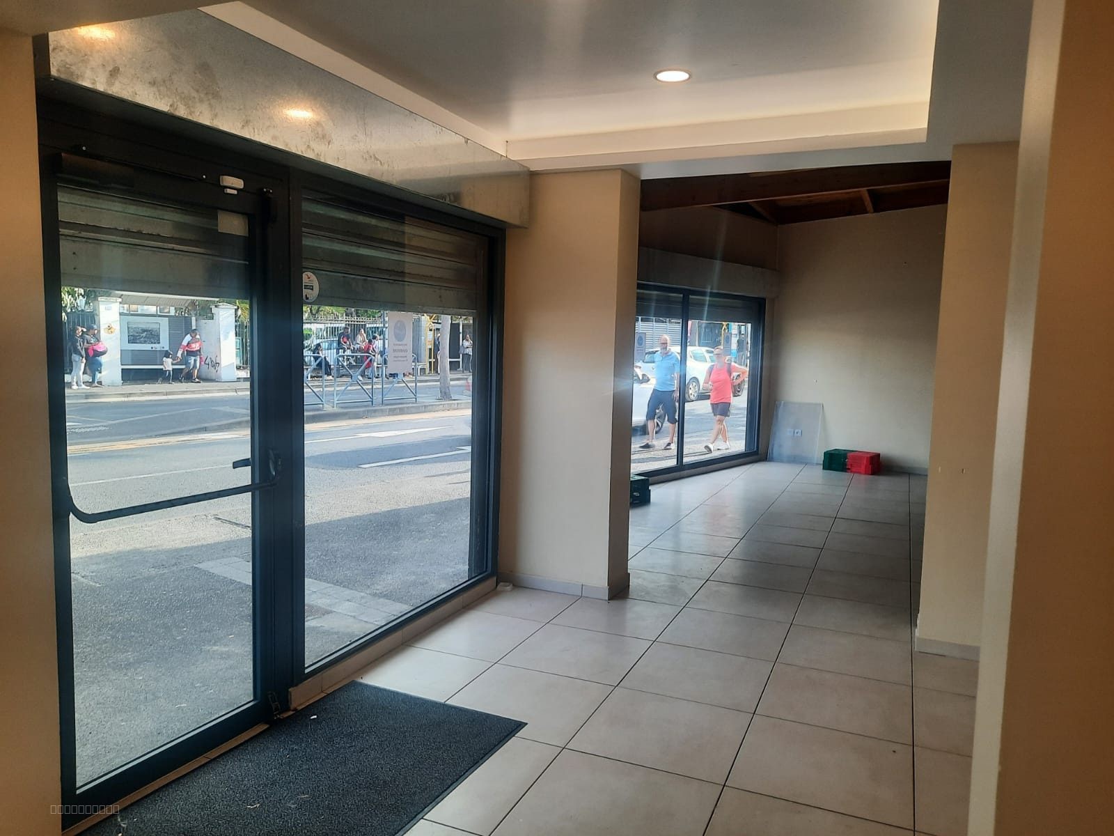 Local commercial à louer à St denis, 110 m², 5 pièces – photo 2 sur 4
