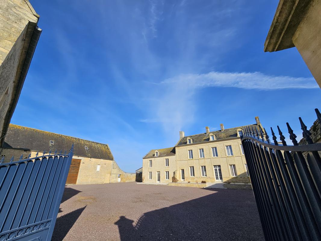 Maison à vendre à Putot-en-Bessin, 300 m², 8 pièces – photo 1 sur 10