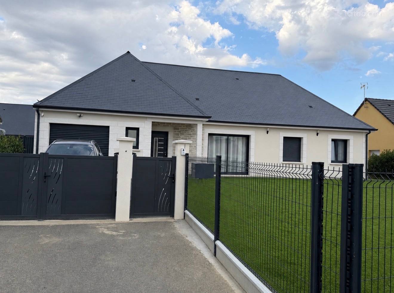 Maison 5 pièces à vendre à Le Controis-en-Sologne (41120) : maison de plain-pied avec toit gris et clôture noire