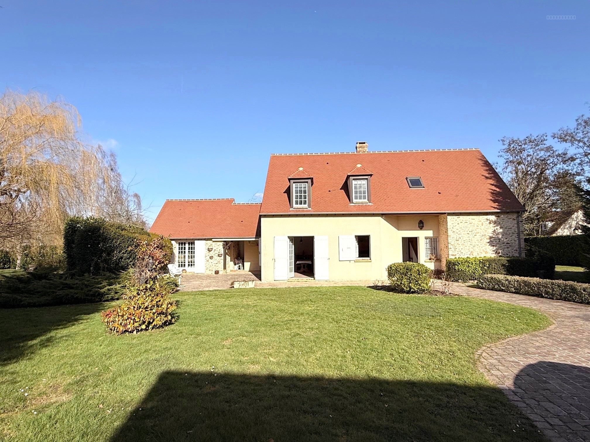 Maison à vendre à Houdan, 750 m², 6 pièces – photo 1 sur 16