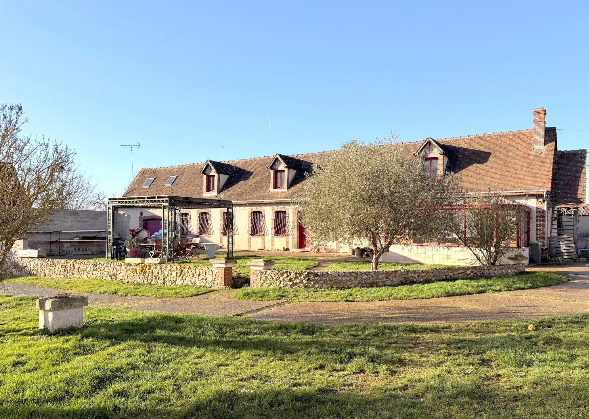 Maison à vendre à Houdan, 700 m², 8 pièces – photo 1 sur 19