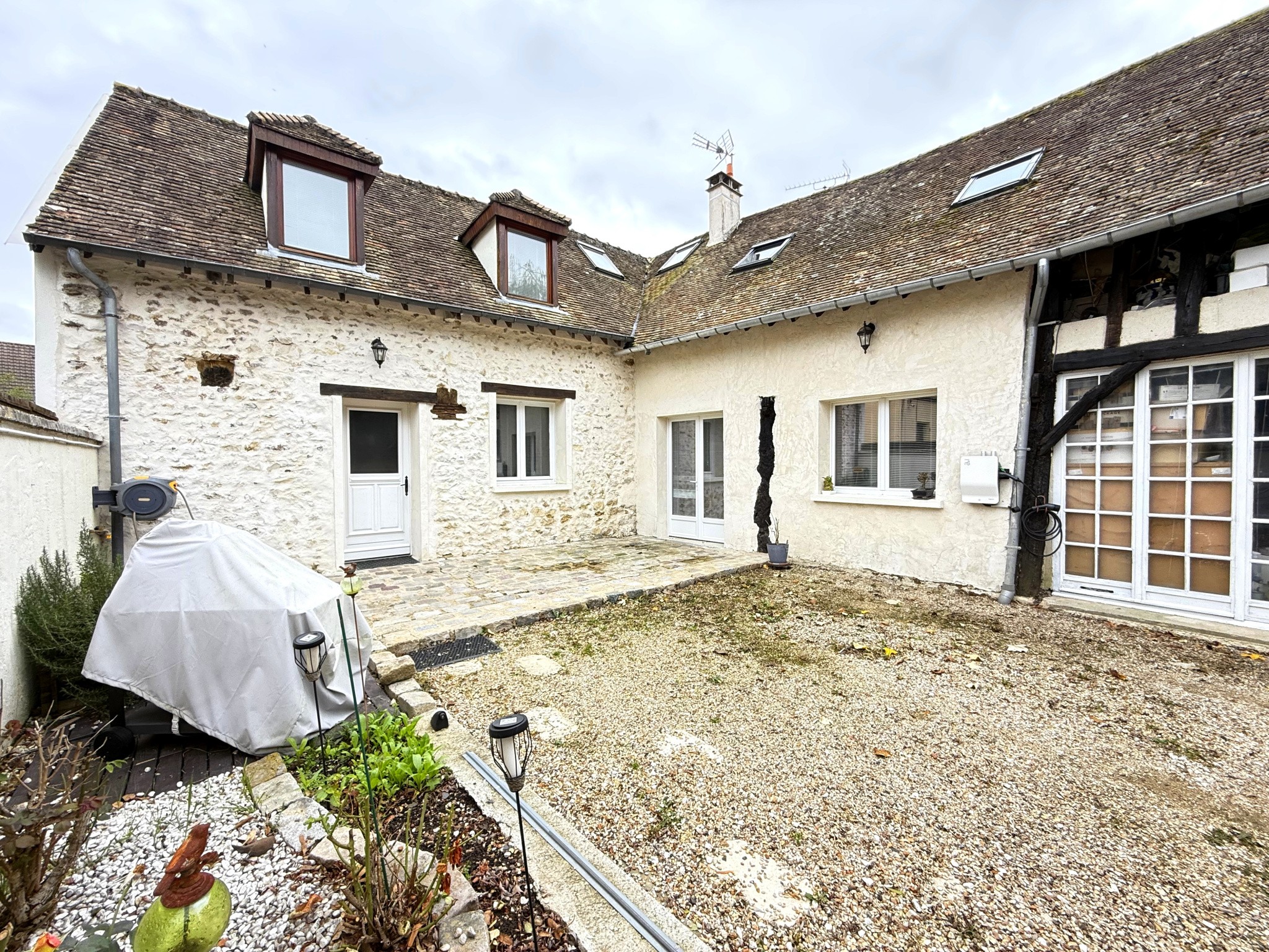 Maison à vendre à Longnes, 30,11 m², 7 pièces – photo 1 sur 14