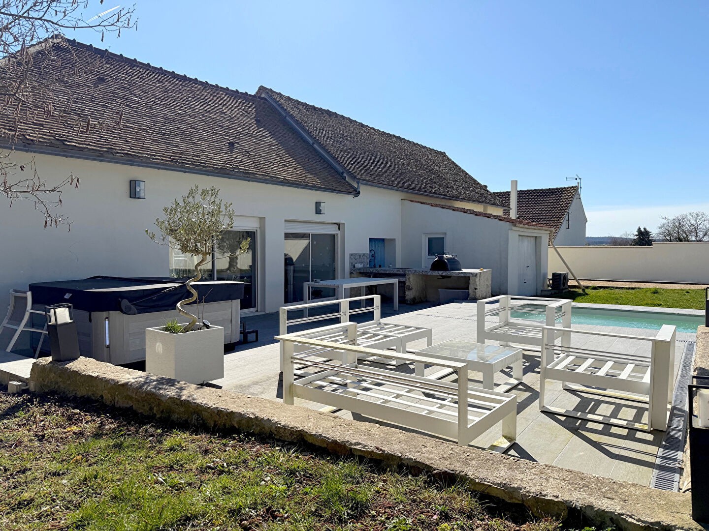 Maison à vendre à Houdan, 500 m², 8 pièces – photo 1 sur 16