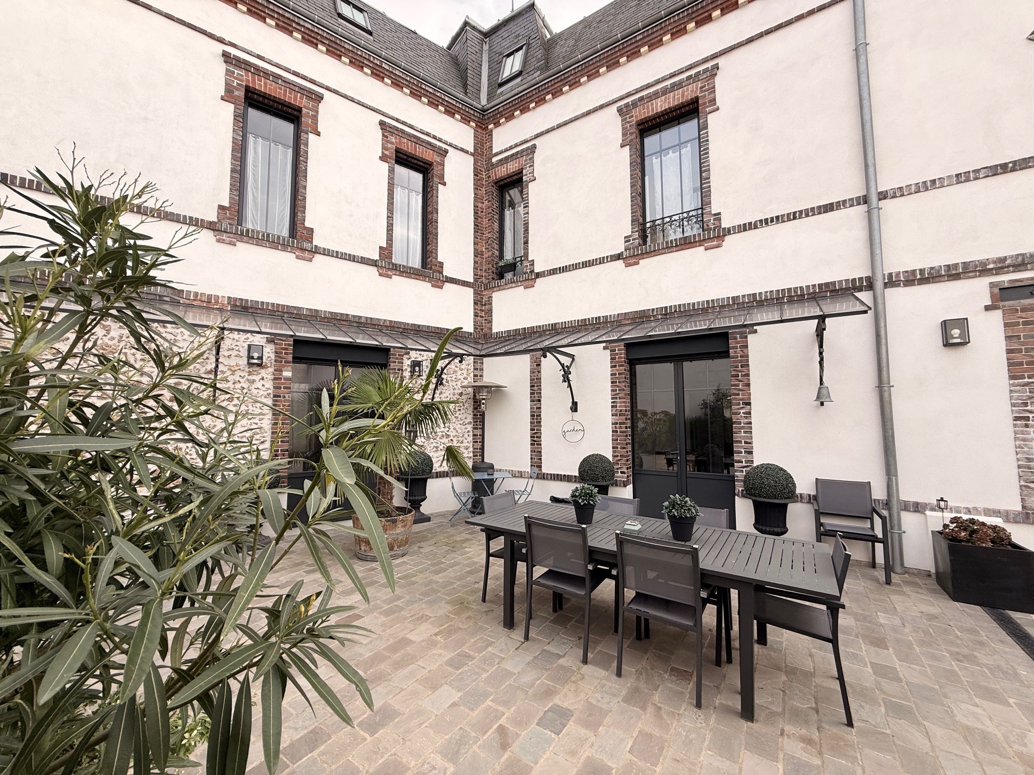 Maison à vendre à Nogent le roi, 320 m², 10 pièces – photo 1 sur 20