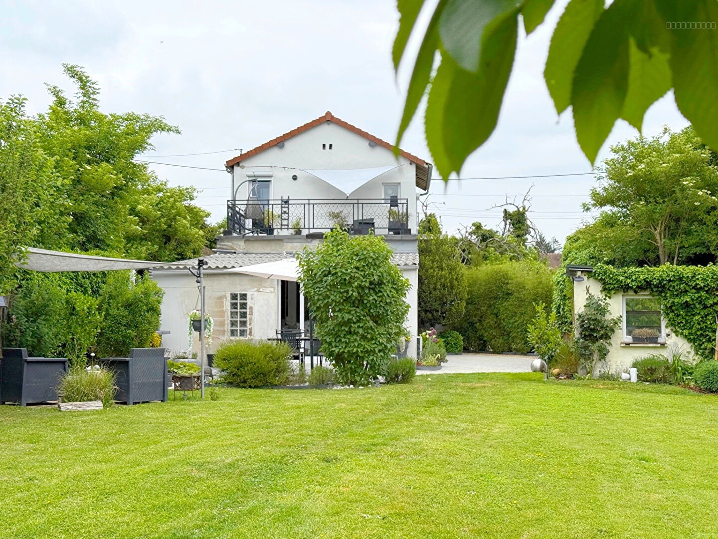 Maison à vendre à Houdan, 400 m², 5 pièces – photo 1 sur 16