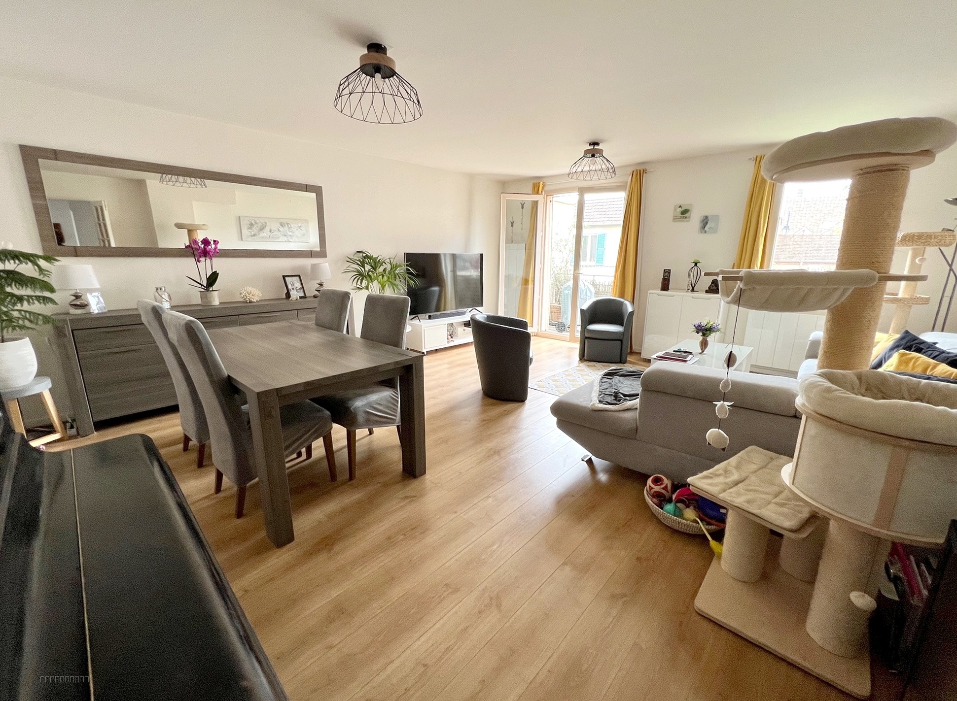 Appartement à vendre à Houdan, 500 m², 4 pièces – photo 2 sur 10