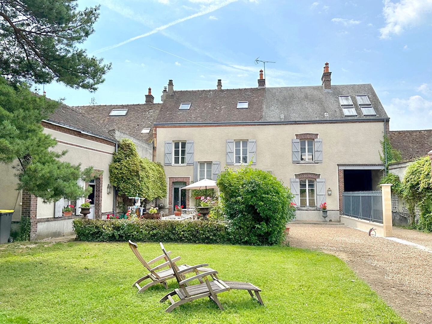 Maison à vendre à Houdan, 700 m², 8 pièces – photo 1 sur 16