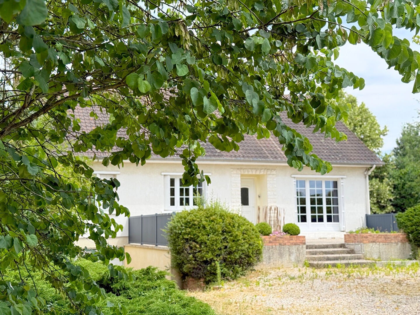 Maison à vendre à Houdan, 1 000 m², 5 pièces – photo 1 sur 7
