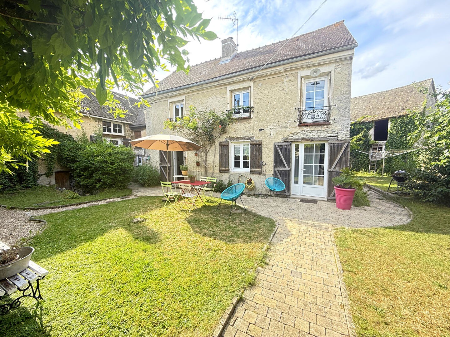 Maison à vendre à Houdan, 1 300 m², 8 pièces – photo 1 sur 13