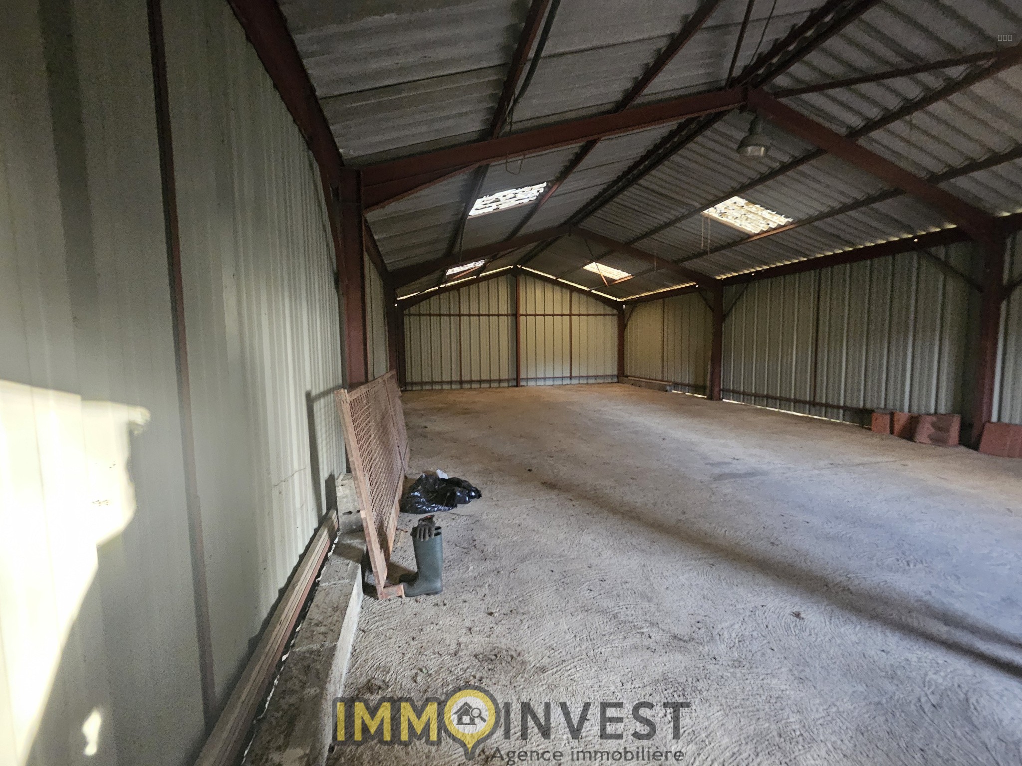 Entrepôt à vendre à Isle, 130 m², 1 pièce – photo 1 sur 4