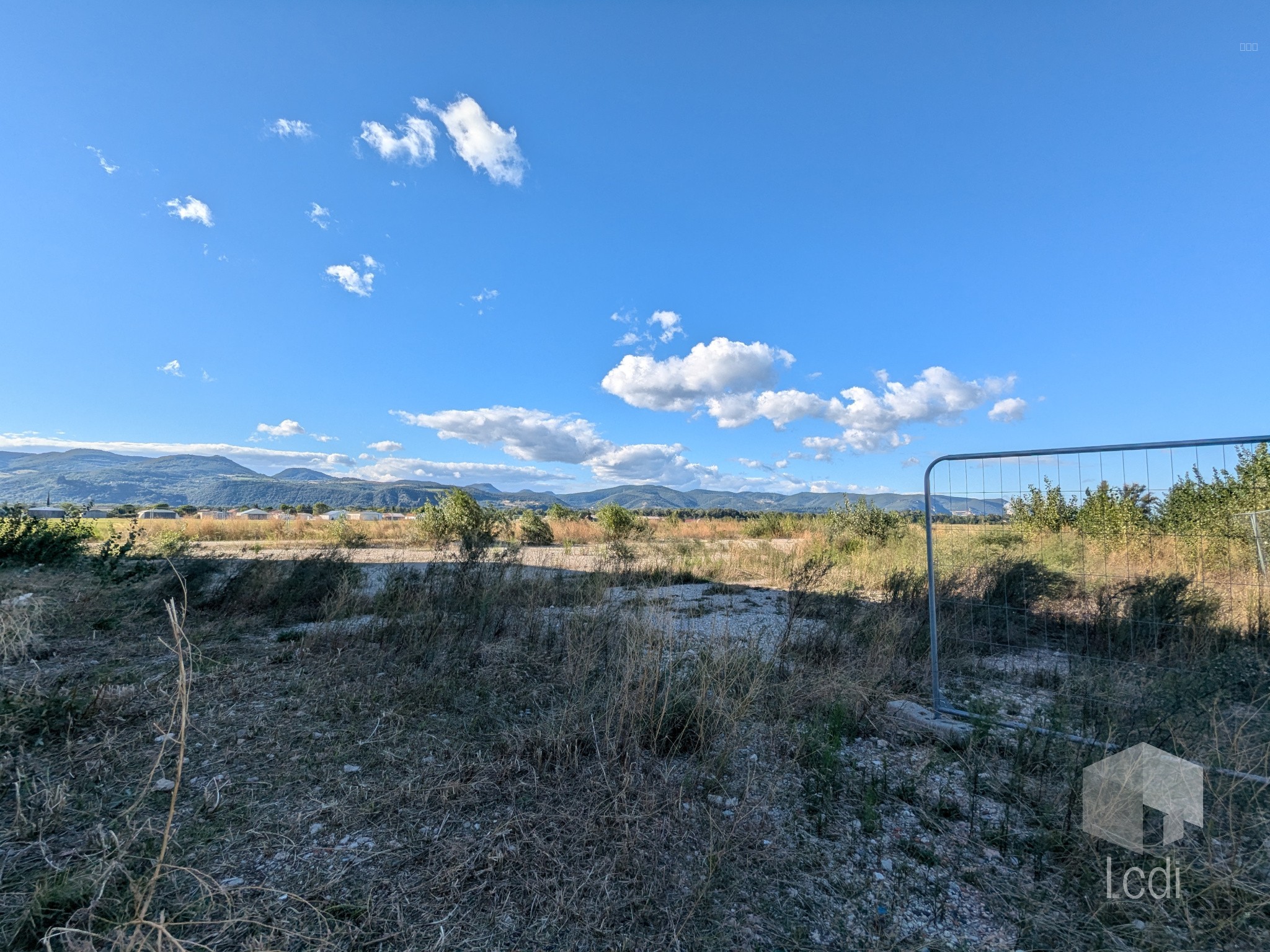 Bien immobilier à vendre à Montelimar, 690 m² – photo 1 sur 2