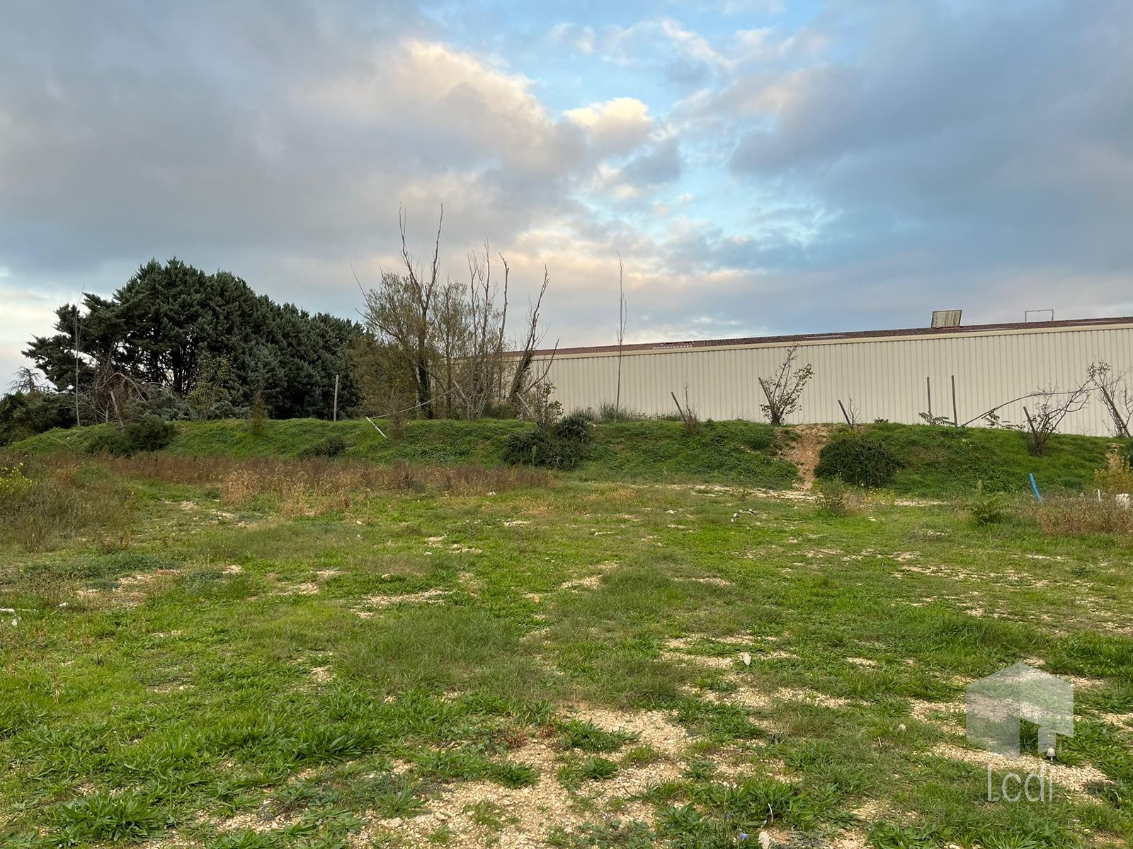 Bien immobilier à vendre à Montelimar, 440 m² – photo 1 sur 2