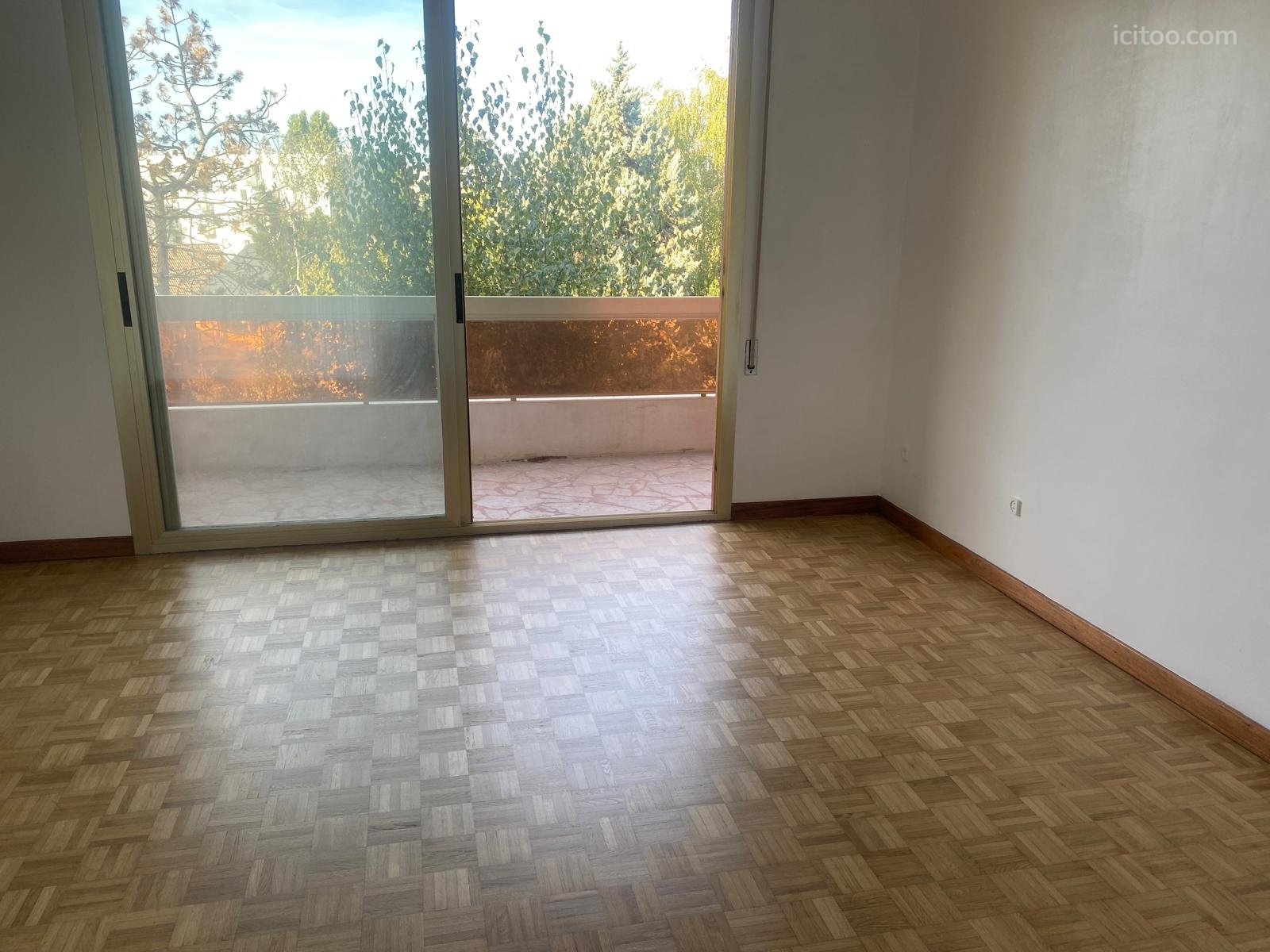 Appartement 4 pièces à louer à Domont (95330) : séjour vide avec parquet et grande baie vitrée