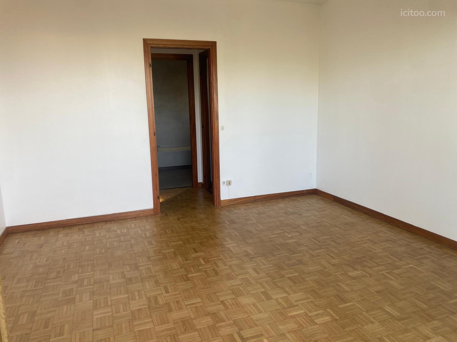 Appartement à louer à Domont : porte ouverte donnant sur un couloir sombre