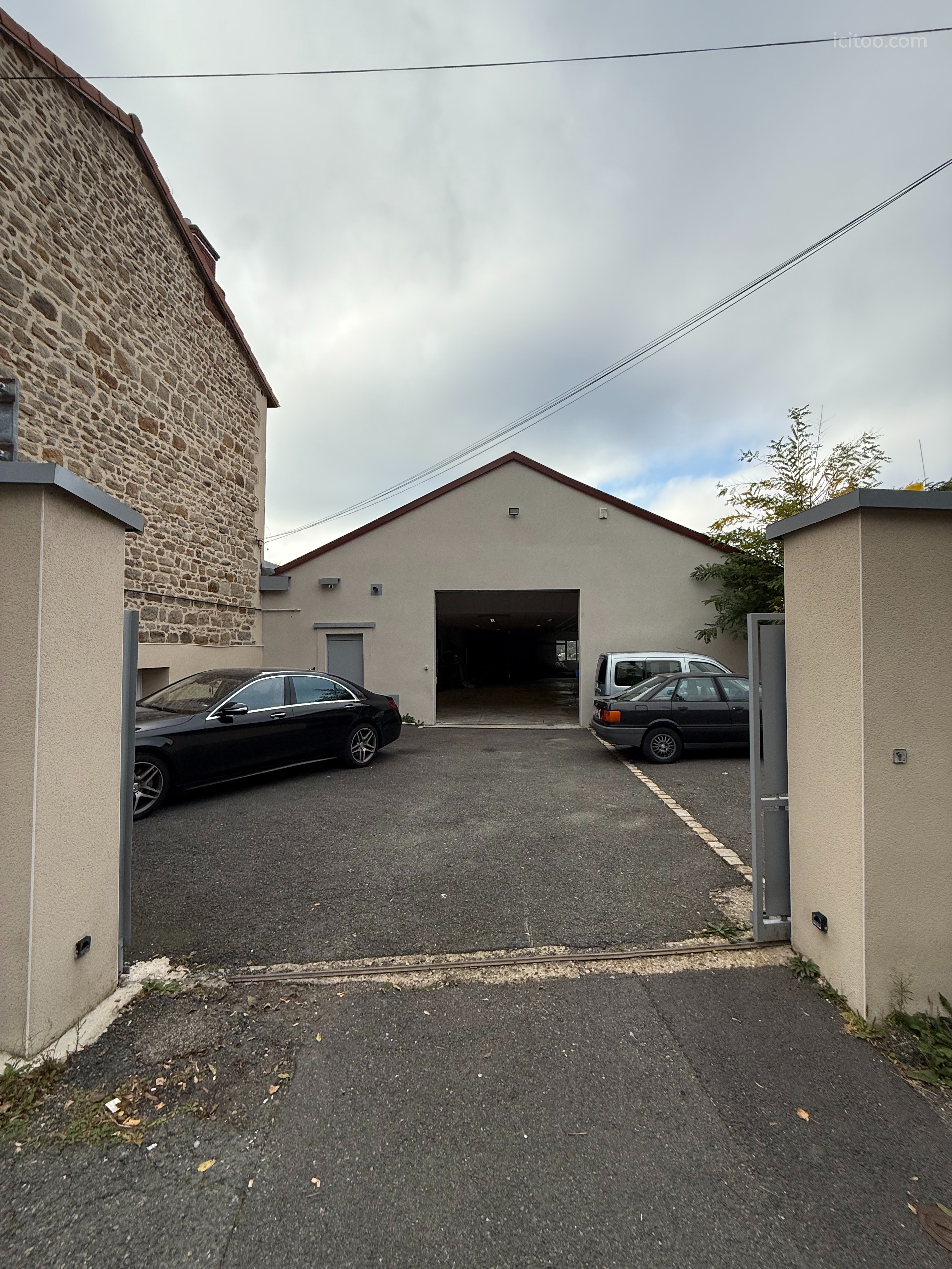 Entrepôt à louer à Saint-Étienne, 685 m², 6 pièces – photo 1 sur 3