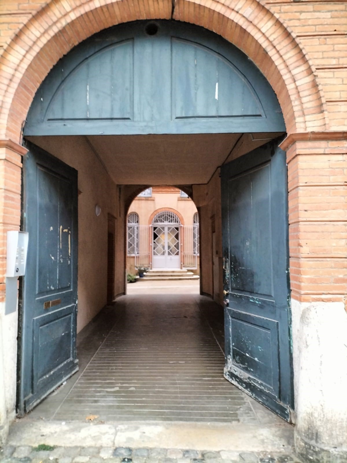 Garage à louer à Montauban, 1 200 m² – photo 1 sur 3