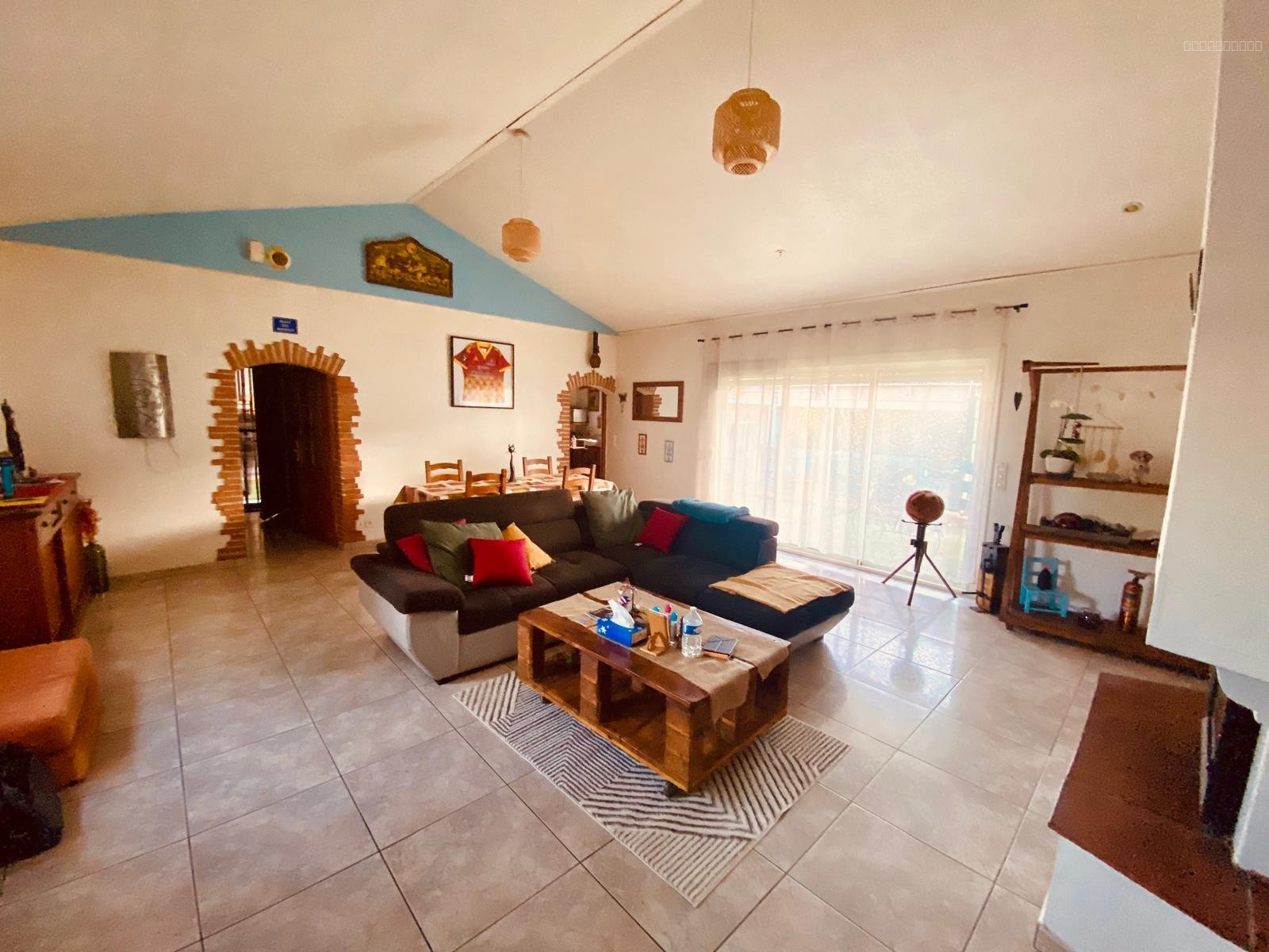 Bien à vendre à Elne : salon spacieux avec canapé d'angle et carrelage clair