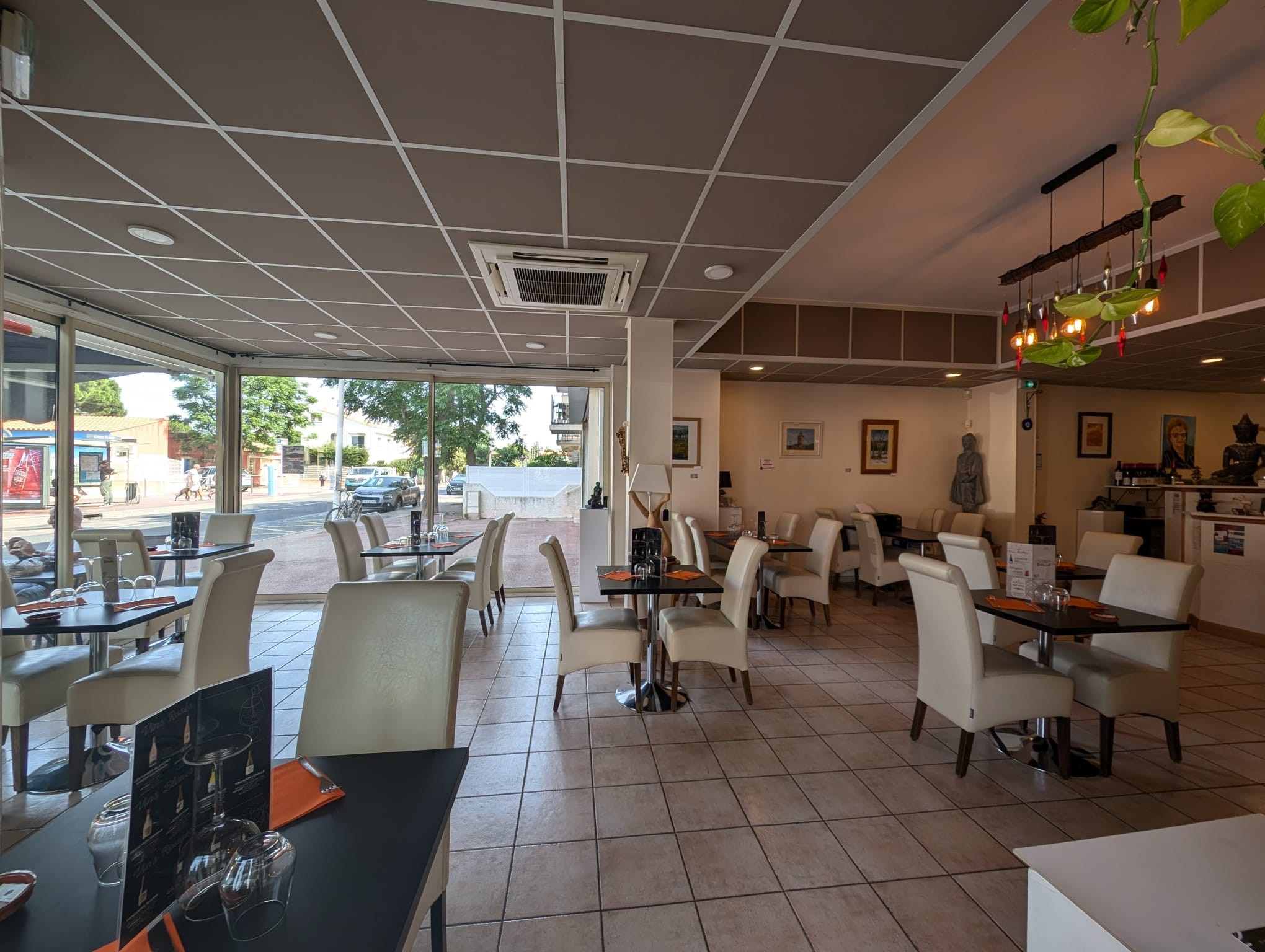 Fonds de commerce à vendre à Canet en roussillon : tables dressées près de grandes baies vitrées