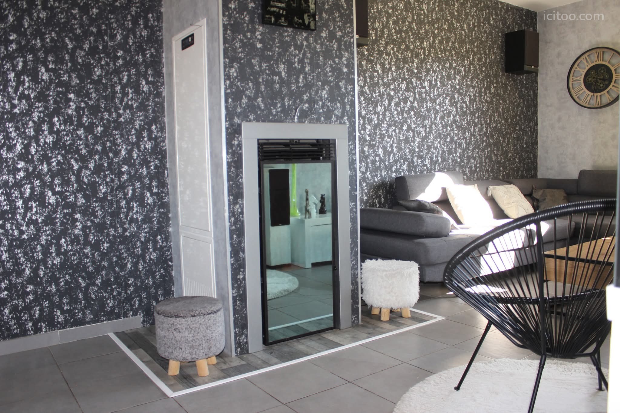 Maison à vendre à Lanthes : canapé gris devant un mur à motifs et miroir