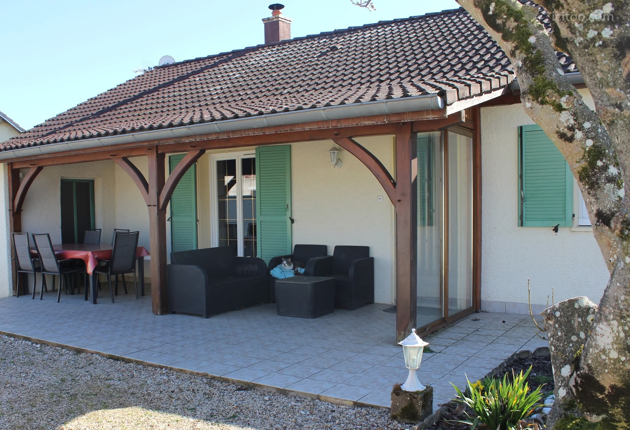 Maison 5 pièces à vendre à Lanthes (21250) : maison de plain-pied avec terrasse couverte et mobilier de jardin