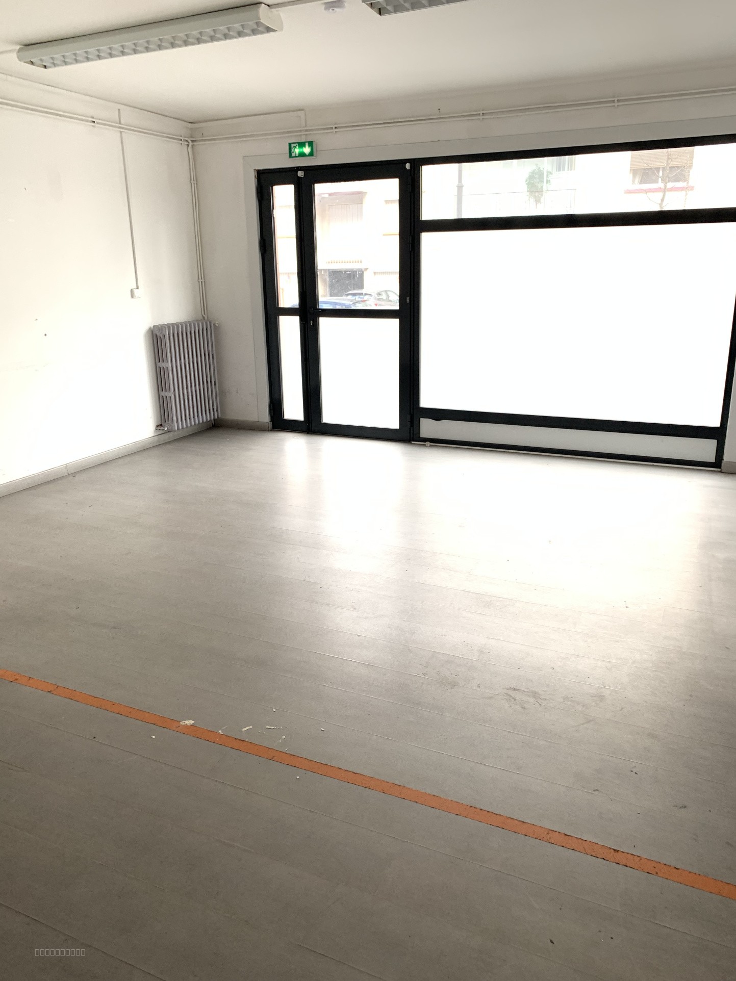 local commercial avec vitrine — photo 2