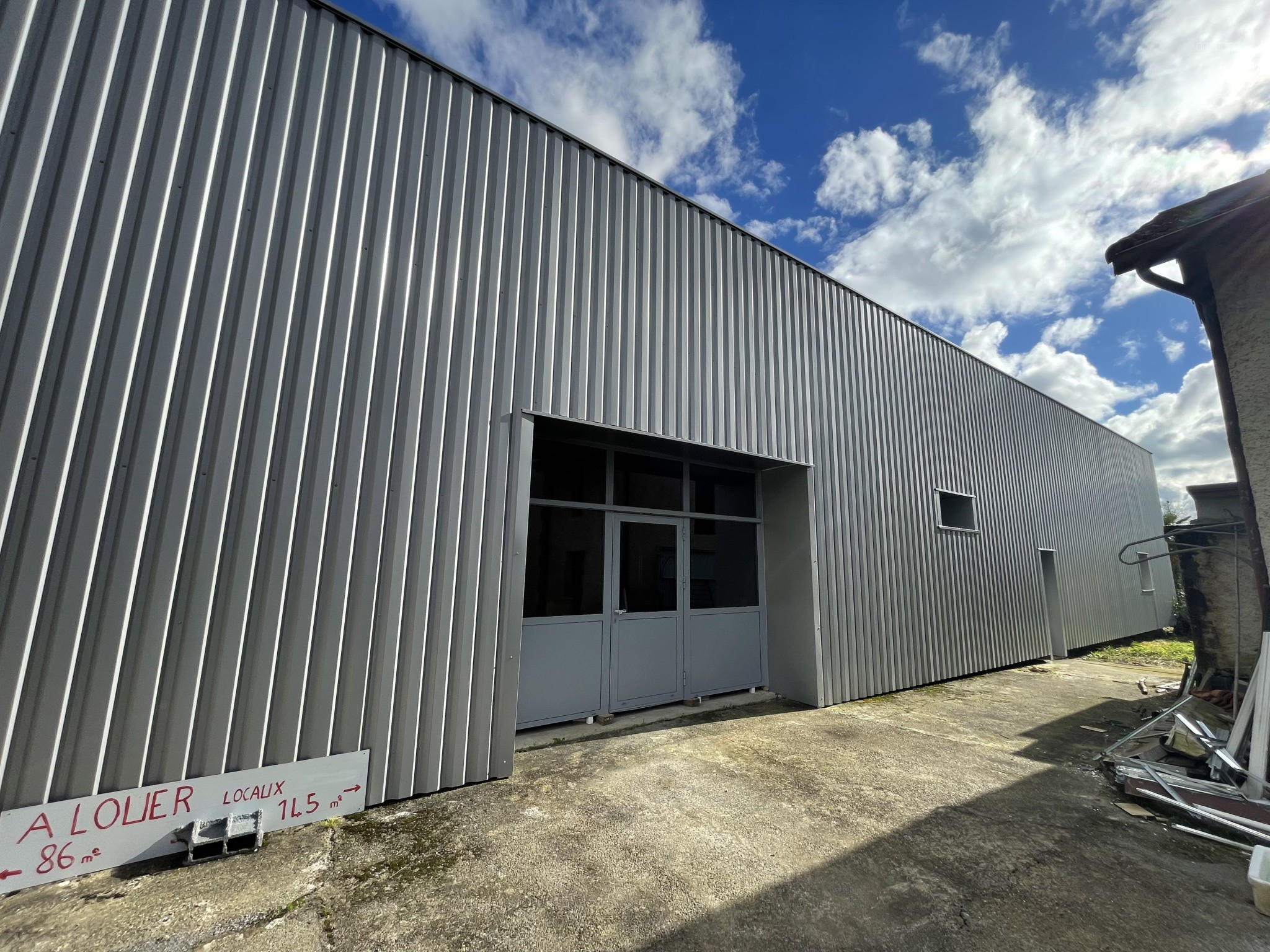 Local commercial à louer à Sauvagnon, 145 m² – photo 1 sur 8