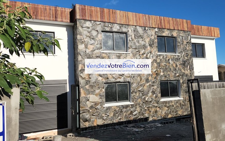 Maison à vendre à Le tampon, 200 m², 10 pièces – photo 1 sur 1