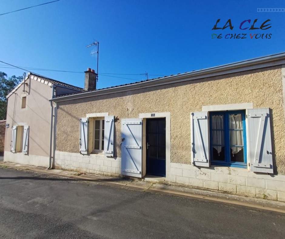 Maison à vendre à Coulonges sur l autize, 335 m², 4 pièces – photo 1 sur 6