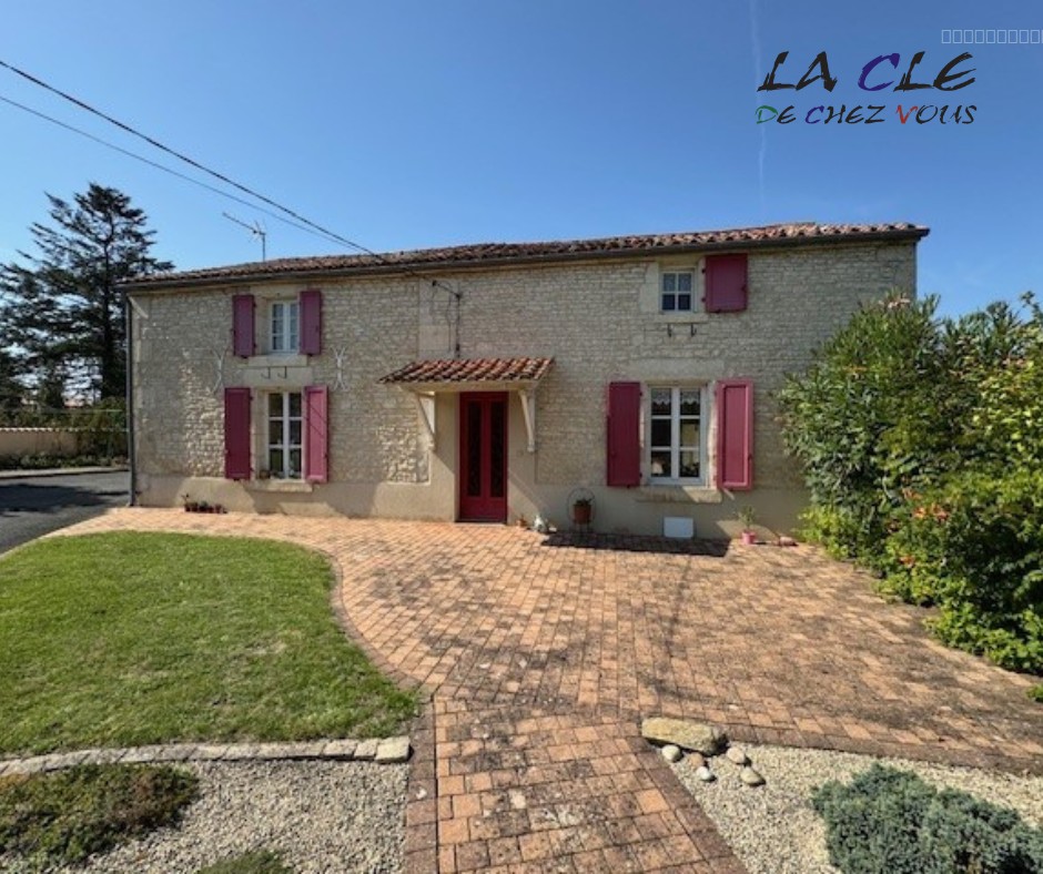 Maison à vendre à Fontenay le comte, 460 m², 6 pièces – photo 1 sur 6