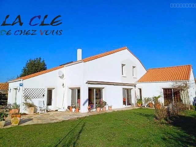 Maison à vendre à Coulonges sur l autize, 1 983 m², 9 pièces – photo 1 sur 6