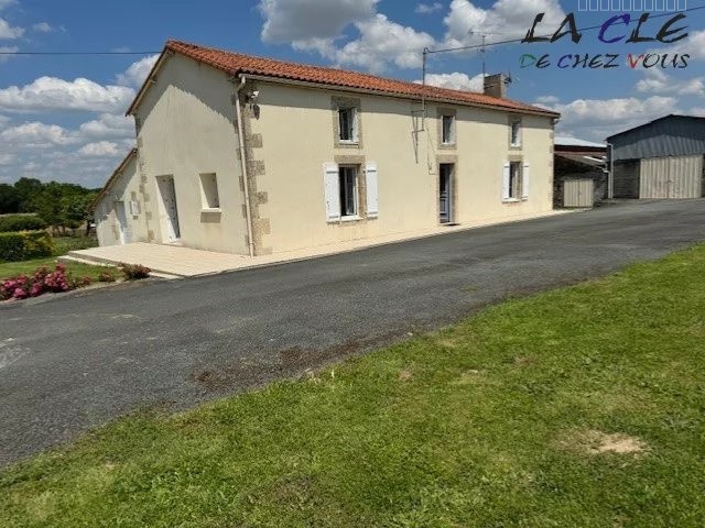 Maison à vendre à Le busseau, 680 m², 6 pièces – photo 1 sur 6