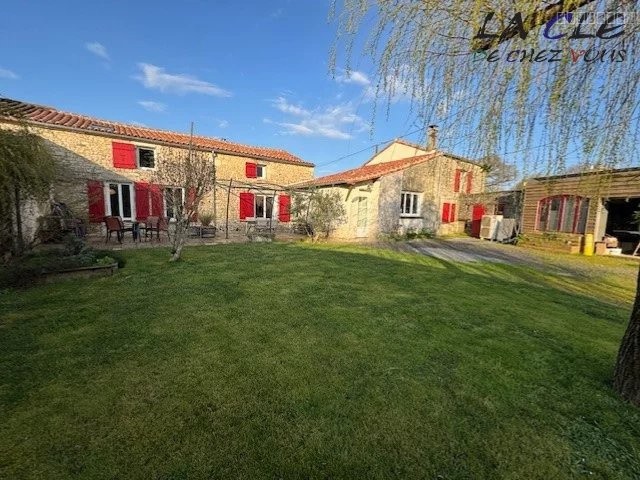 Maison à vendre à Coulonges sur l autize, 521 m², 8 pièces – photo 1 sur 6