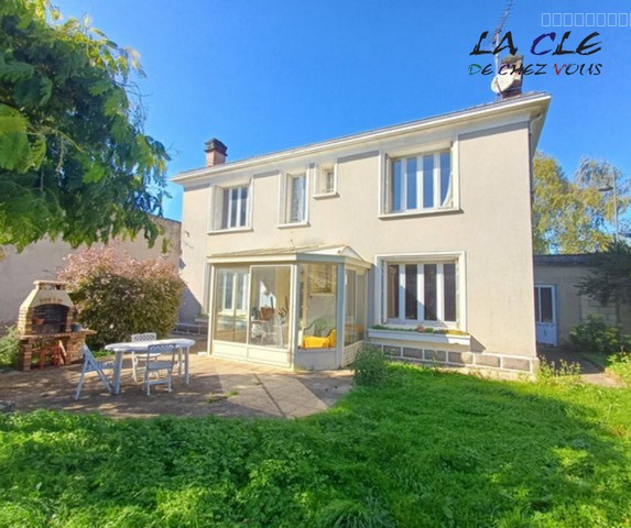 Maison à vendre à Coulonges sur l autize, 1 010 m², 7 pièces – photo 1 sur 6