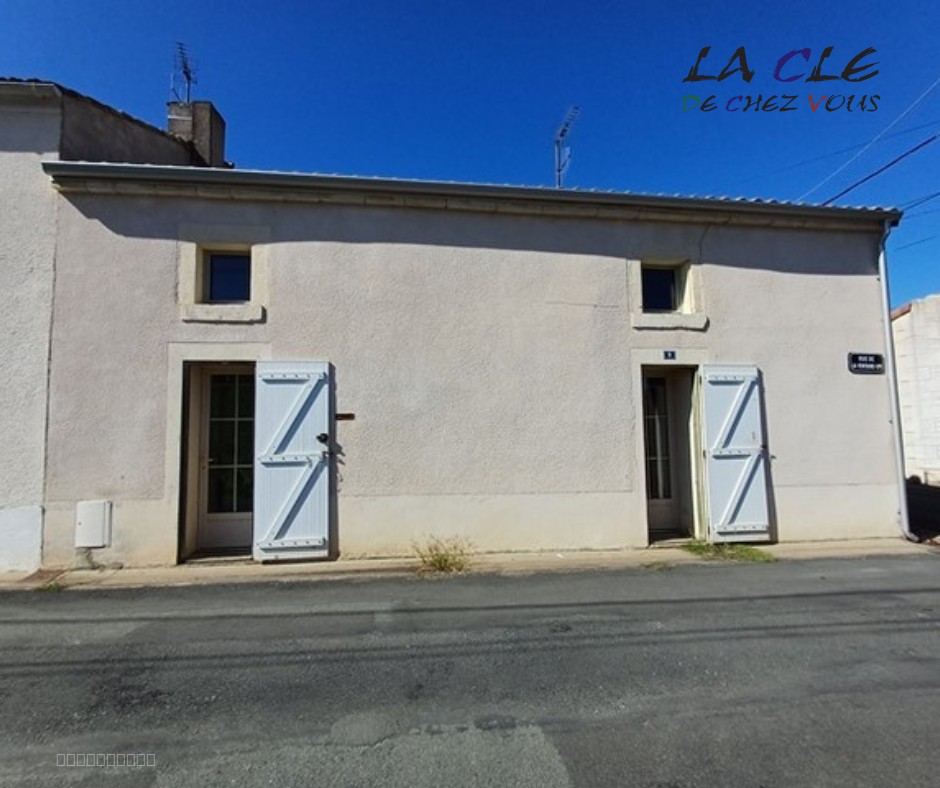 Maison à vendre à Coulonges sur l autize, 335 m², 4 pièces – photo 2 sur 6