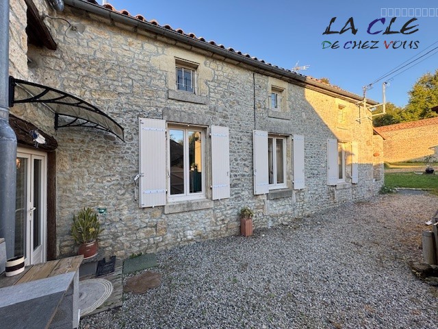 Maison à vendre à Coulonges sur l autize, 1 299 m², 7 pièces – photo 1 sur 6