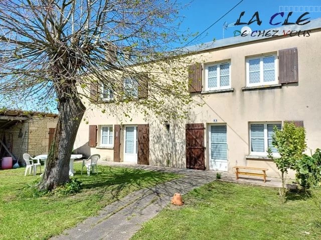 Maison à vendre à Mauze sur le mignon, 1 773 m², 8 pièces – photo 1 sur 6