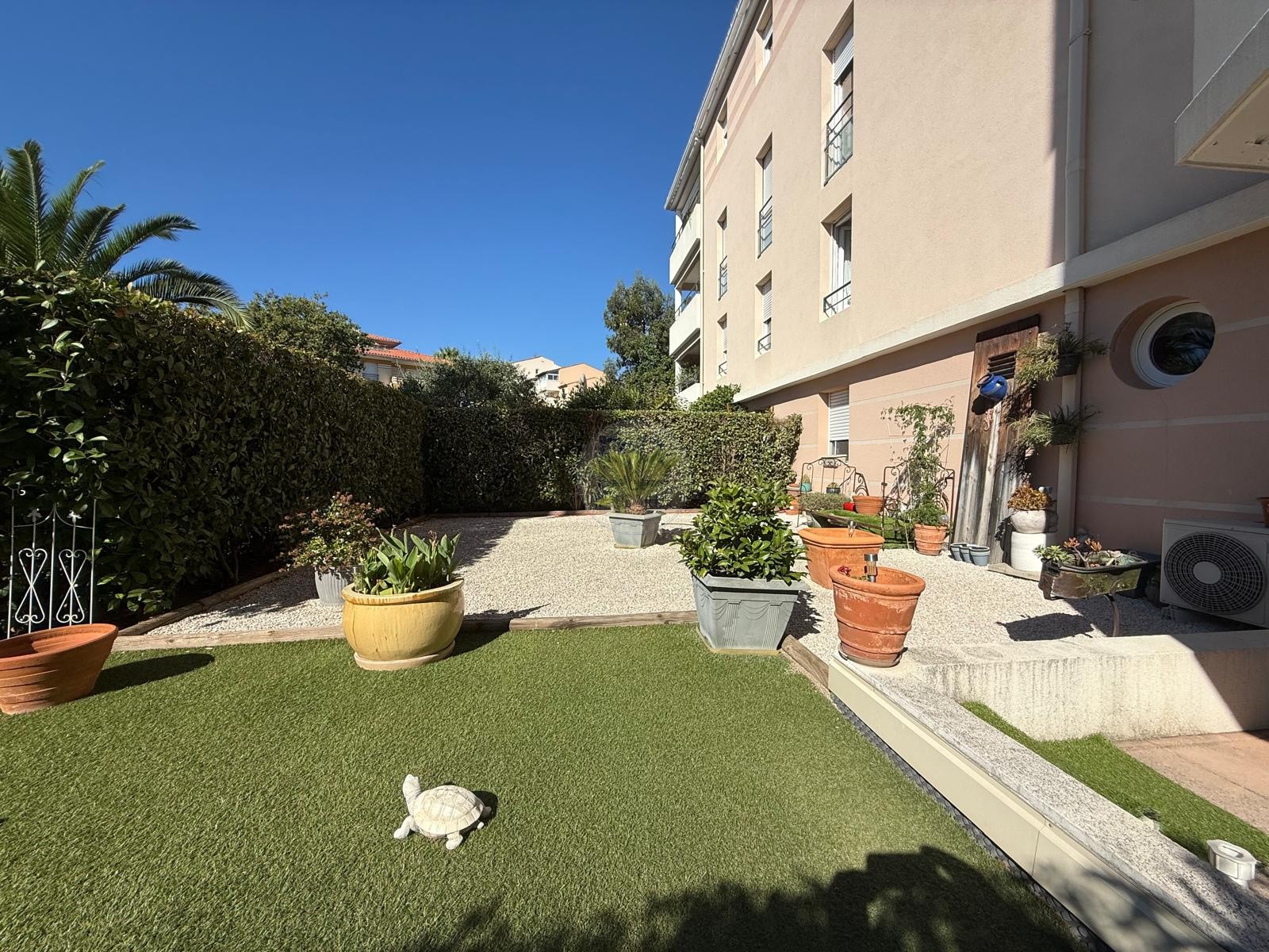 FRÉJUS   2 PIÈCES MODERNE AVEC JARDIN 92m2 PLEIN SUD   RARE ! — photo 3