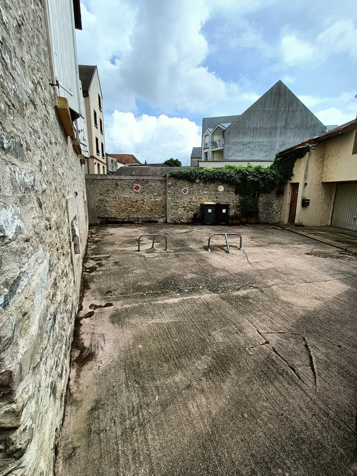 Parking / Box à louer à Etampes, 1 150 m² – photo 1 sur 1