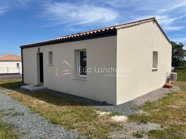 Maison à vendre à Avrille, 460 m², 3 pièces – photo 2 sur 8