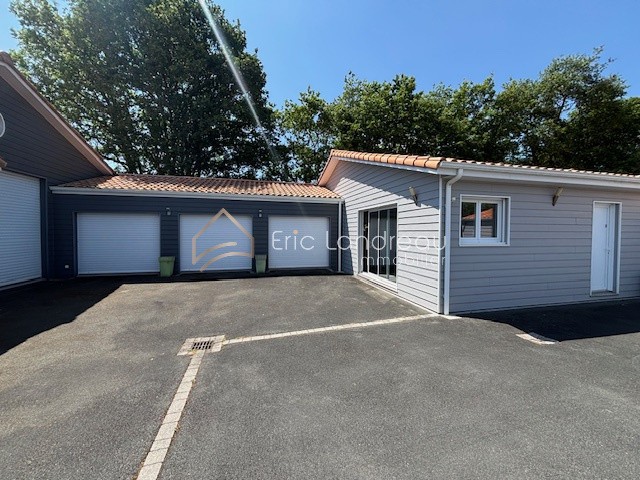 Ensemble immobilier avec deux maisons et garages — photo 3