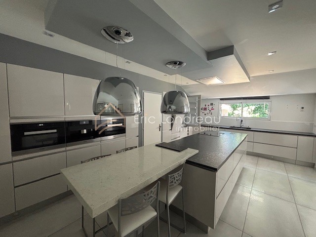 Ensemble immobilier avec deux maisons et garages — photo 12