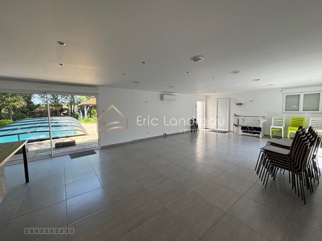 Ensemble immobilier avec deux maisons et garages — photo 18