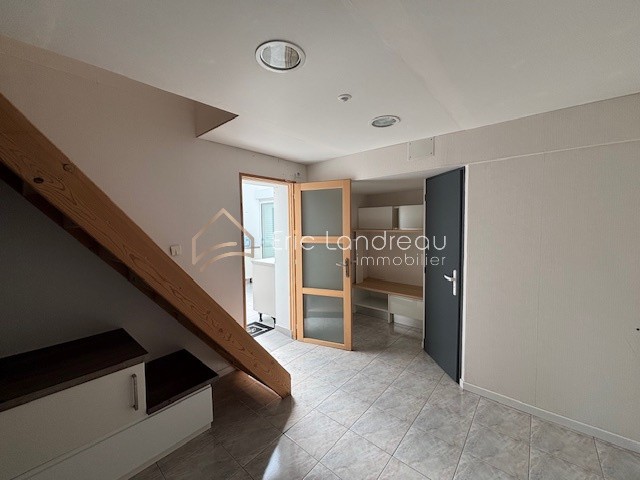 Ensemble immobilier avec deux maisons et garages — photo 17