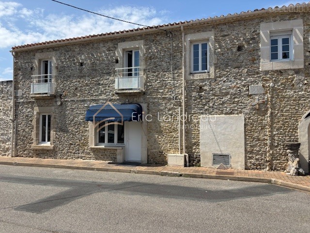 Immeuble à vendre à Avrille, 320 m², 10 pièces – photo 1 sur 10