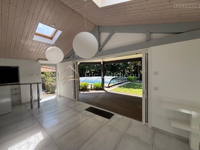 Ensemble immobilier avec deux maisons et garages — photo 9