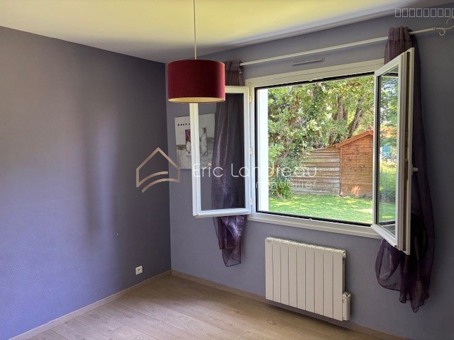 Ensemble immobilier avec deux maisons et garages — photo 15