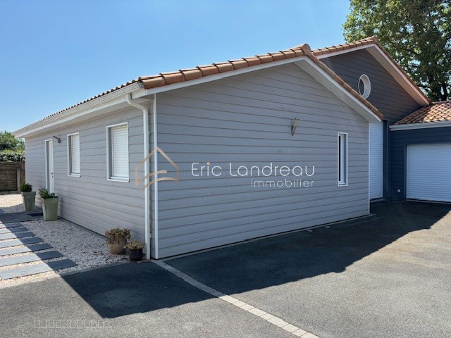Ensemble immobilier avec deux maisons et garages — photo 6